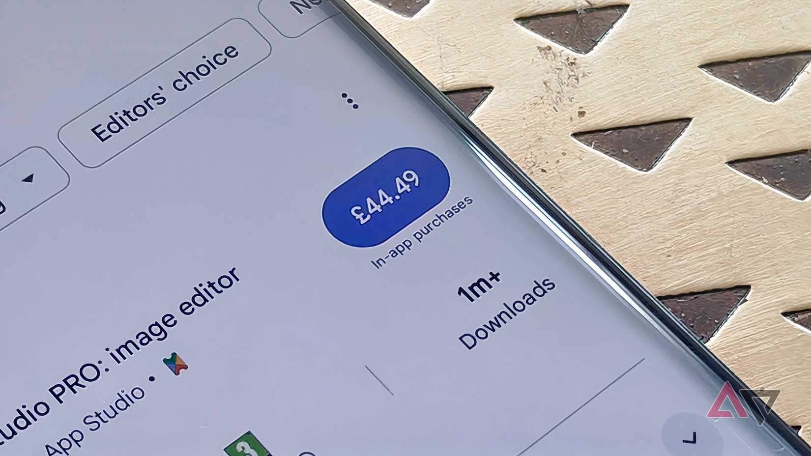 Uma etiqueta de preço na Google Play Store com o texto