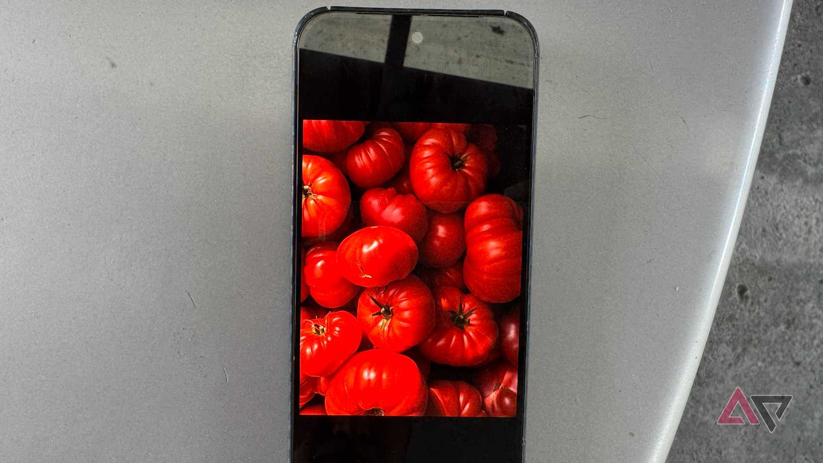 Smartphone Google Pixel 9 Pro XL com imagem de tomate vermelho no modo HDR