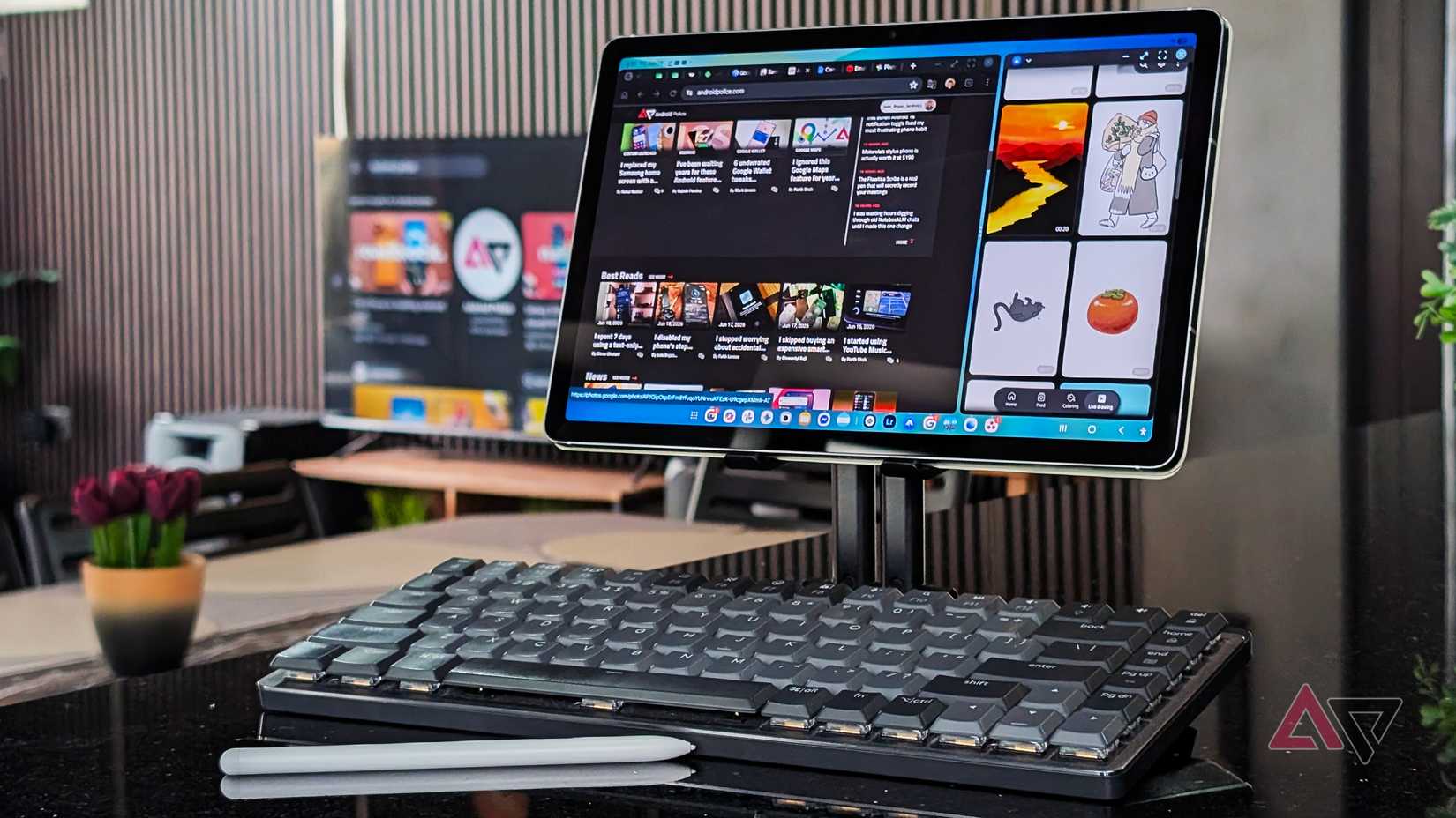 Samsung Galaxy Tab S10 FE com teclado S Pen e aplicativos lado a lado no modo DeX ou recurso Desktop