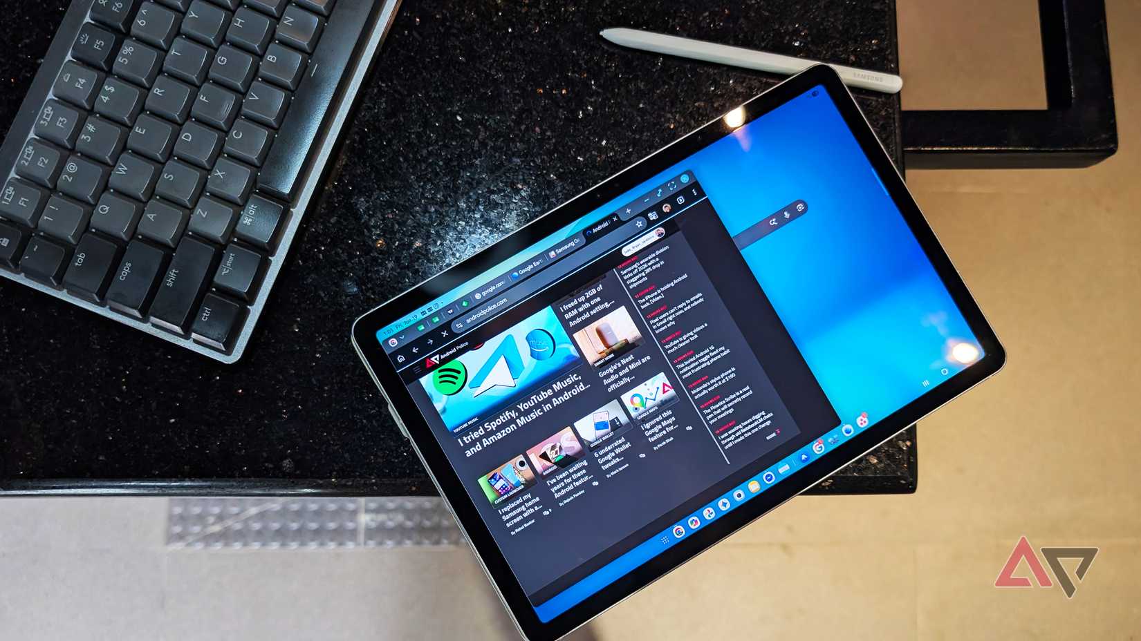 Tablet Samsung Galaxy Tab S10 FE com teclado e S Pen na borda da mesa