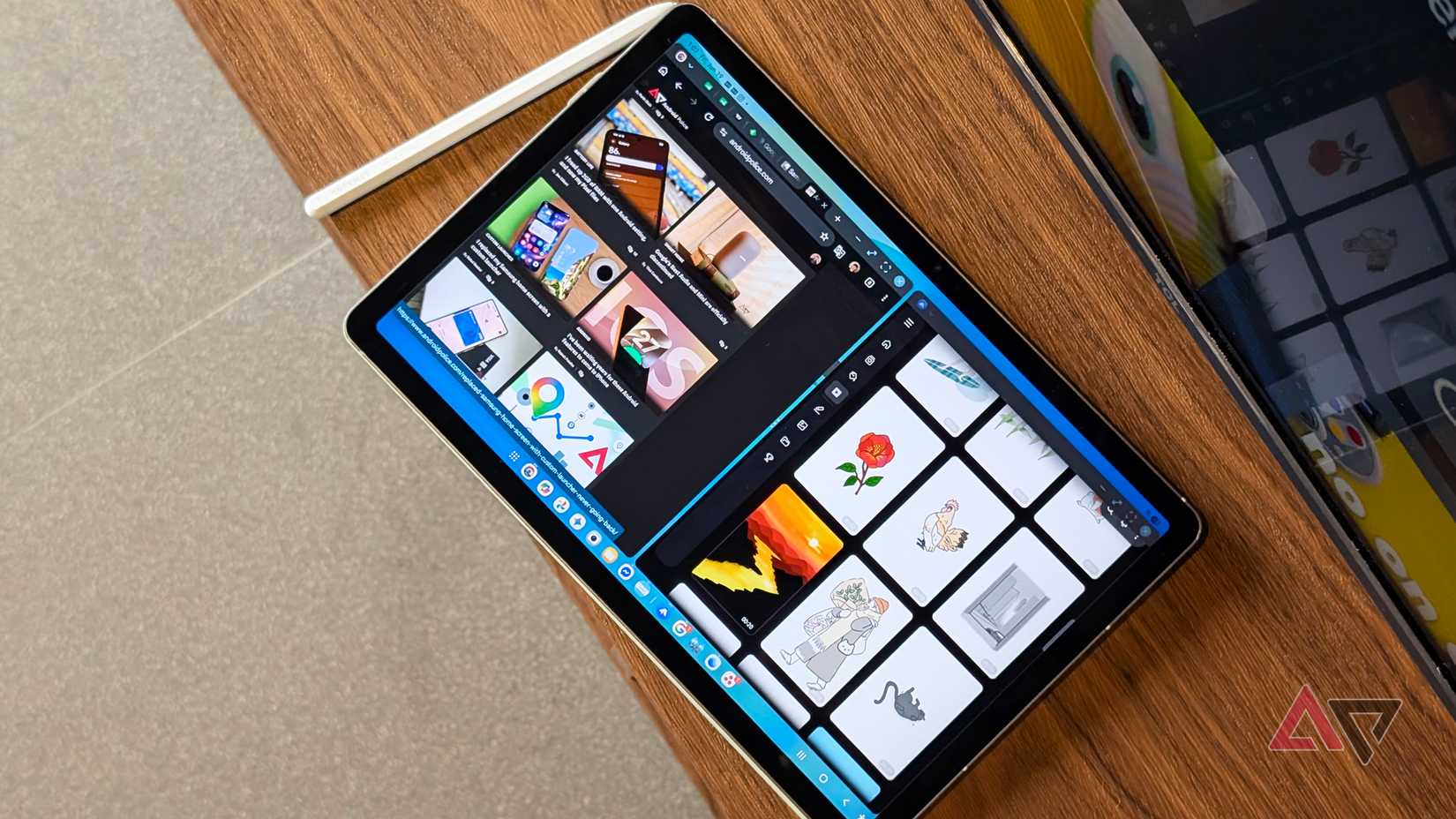 Samsung Galaxy Tab S10 FE executando dois aplicativos em janelas com S Pen mostrada em uma mesa