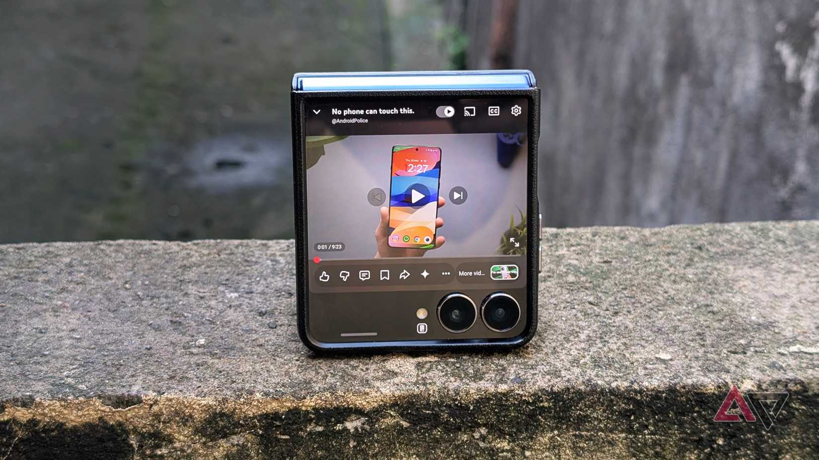 Reproduzindo vídeo do YouTube na tela externa do Samsung Galaxy Z Flip 7
