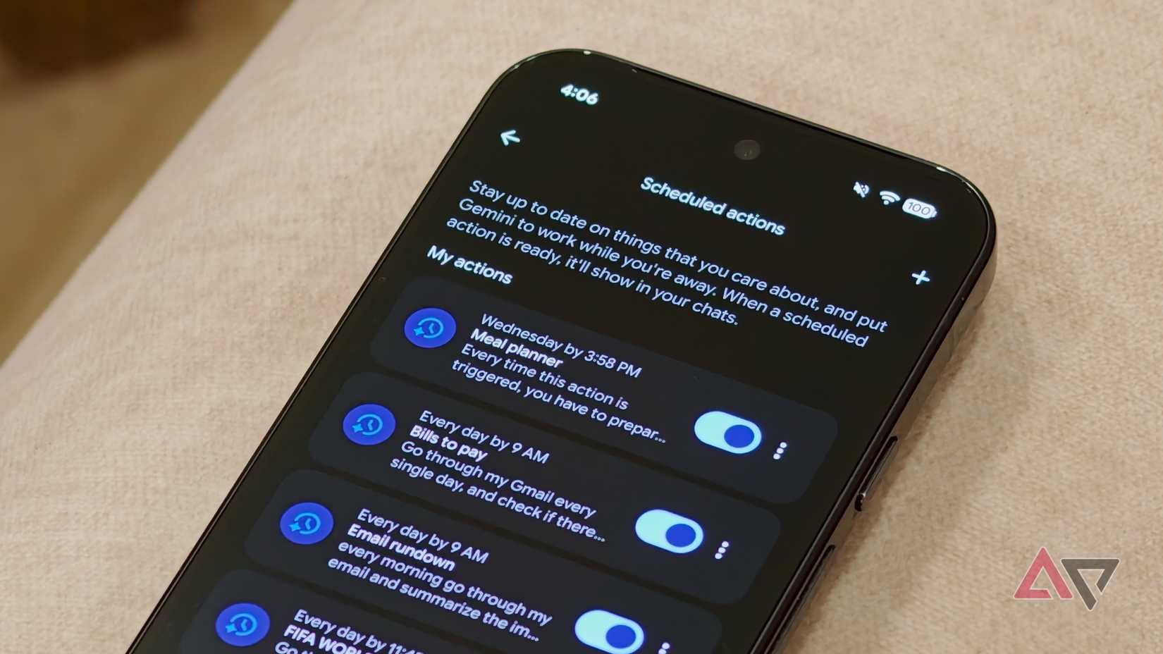 Painel de rotinas automatizadas do Google Gemini no Android detalhando solicitações programadas, como resumos diários por e-mail