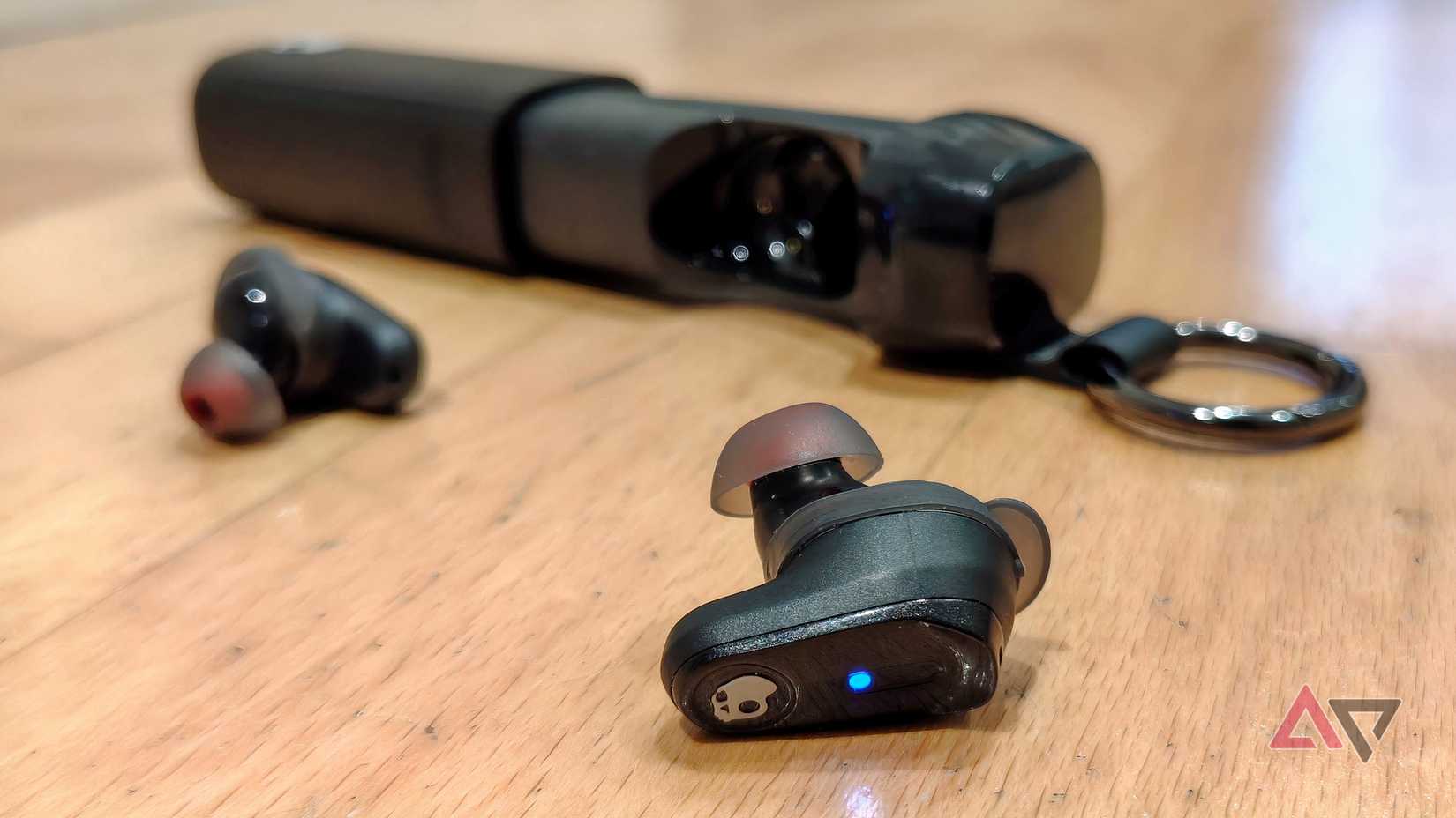 Gli auricolari Skullcandy Method 540 su una superficie di legno.