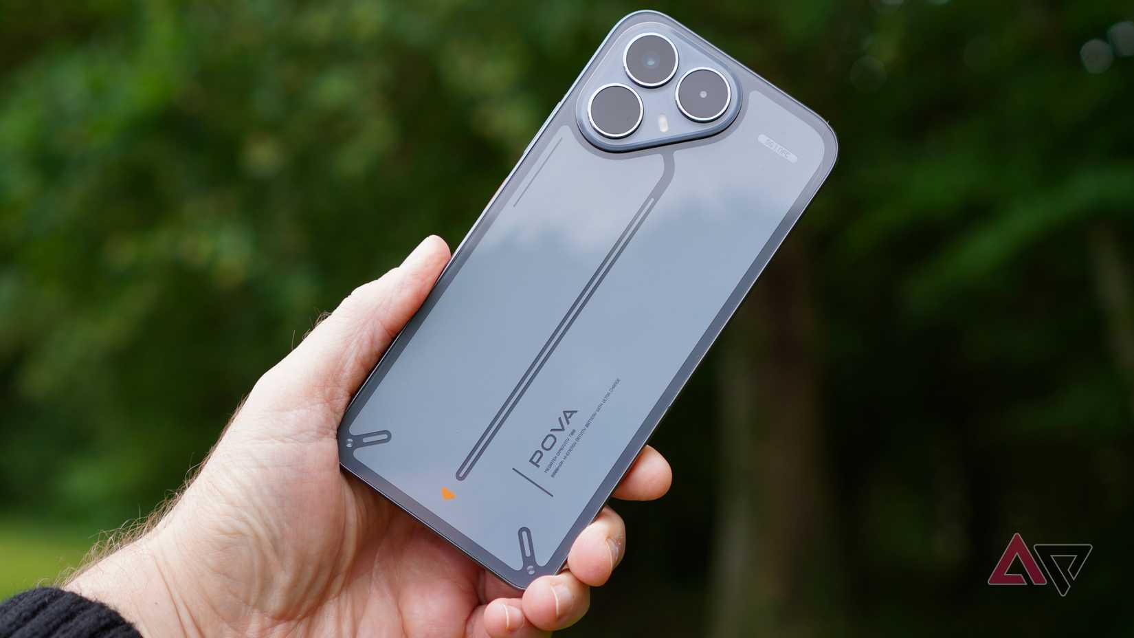 Uma pessoa segurando o Tecno Pova 8