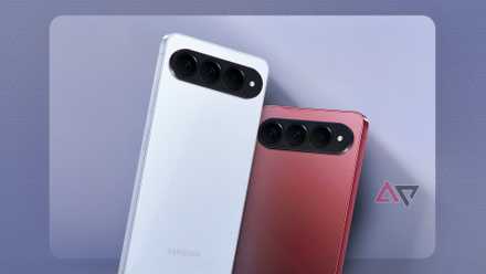 Duas renderizações conceituais do Samsung Galaxy S27 com barras de câmera tripla, mostradas em prata e vermelho contra um fundo azul.