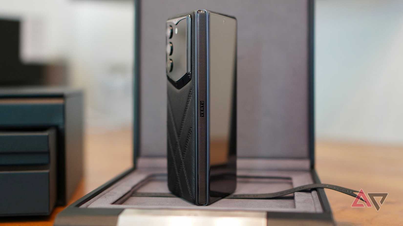 O design da dobradiça do Vertu Alphafold