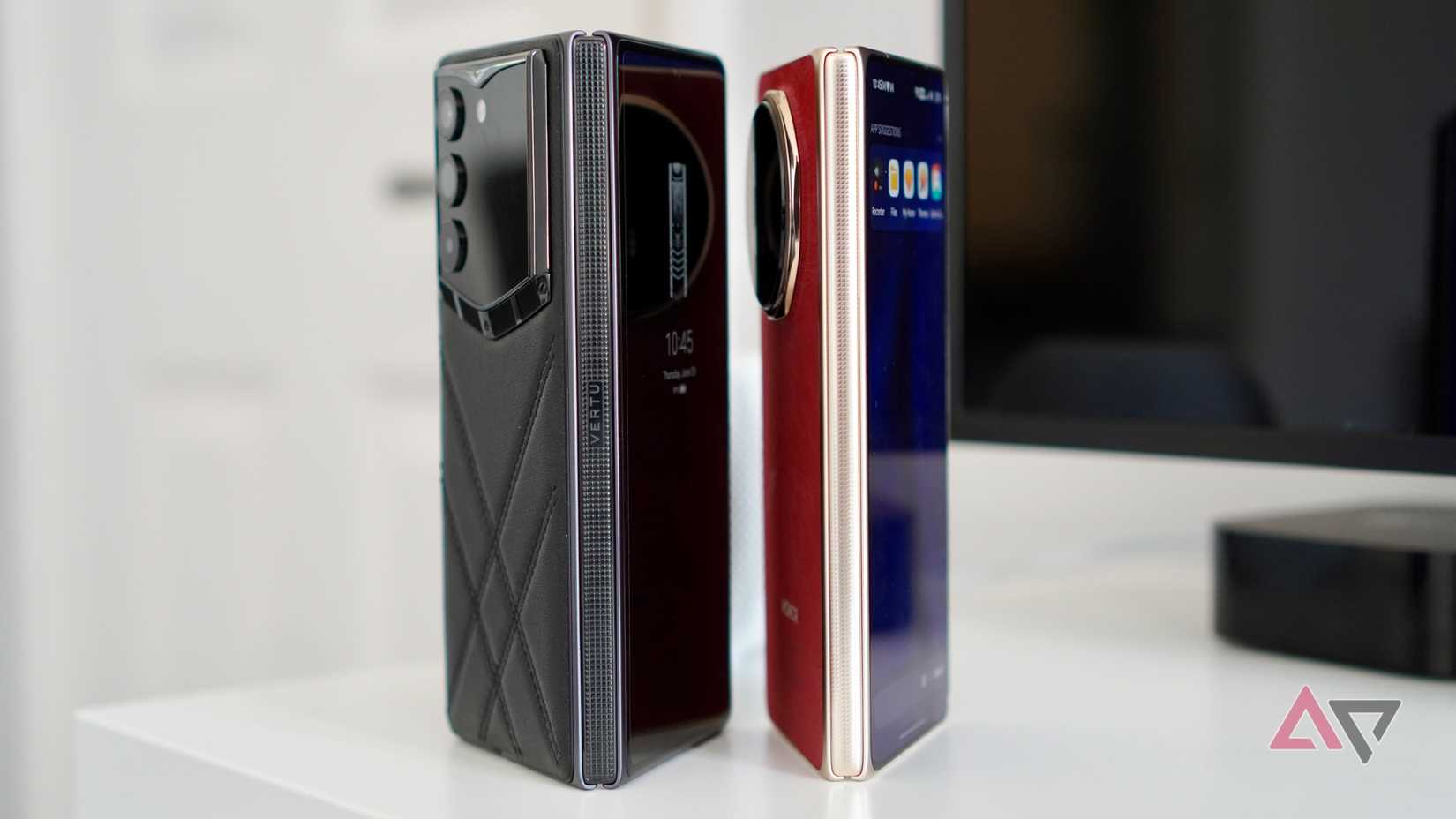 Dobradiças do Honor Magic V6 e Vertu Alphafold