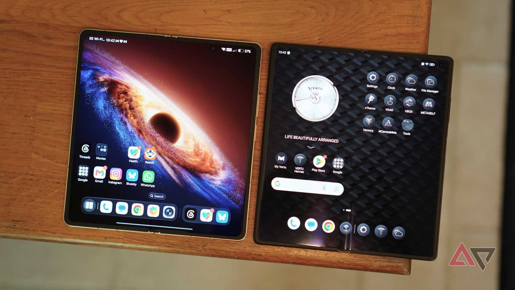 Tela aberta do Honor Magic V6 e Vertu Alphafold