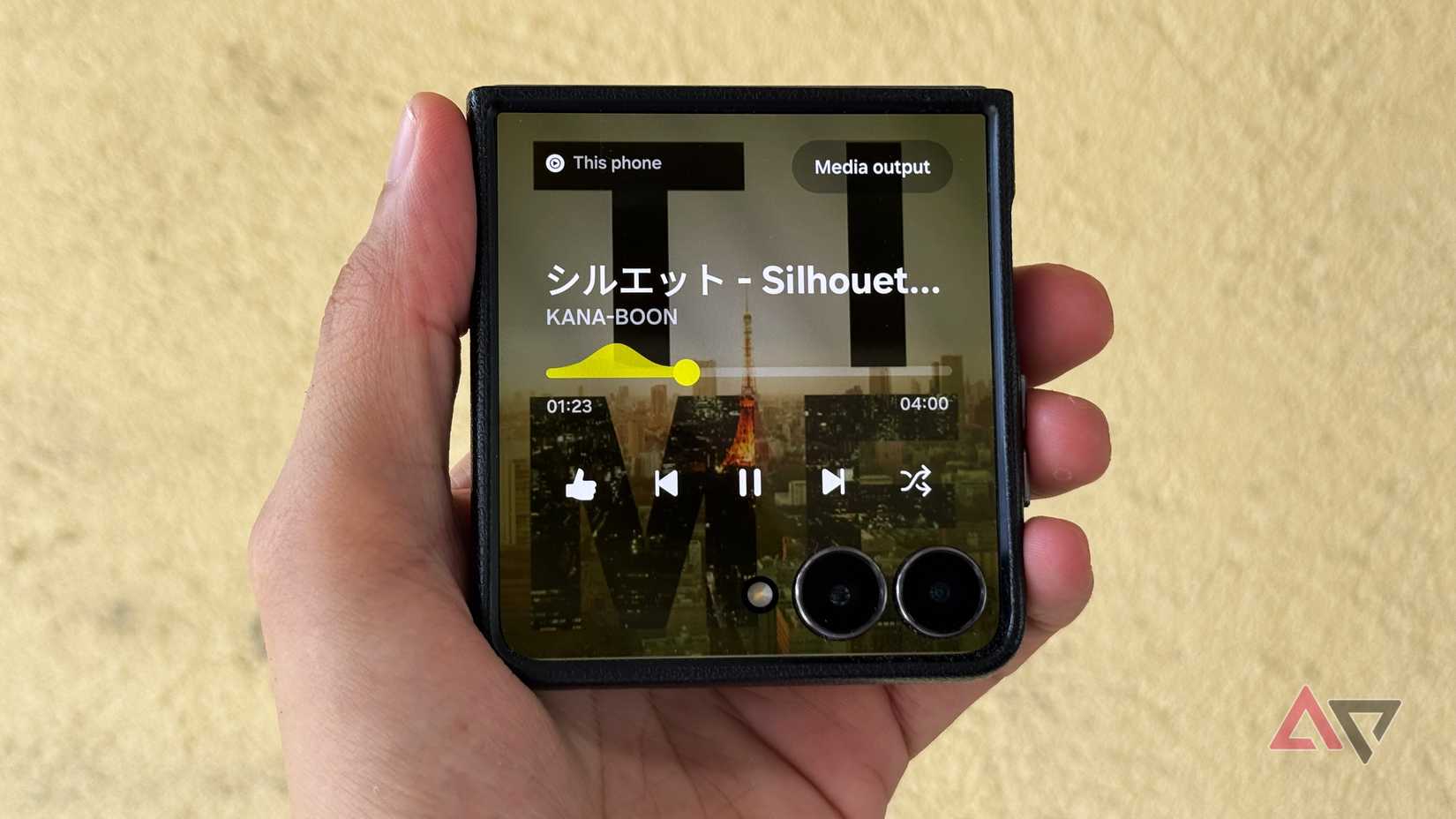 Reproduzindo uma música no aplicativo YouTube Music no Samsung Galaxy Z Flip 7