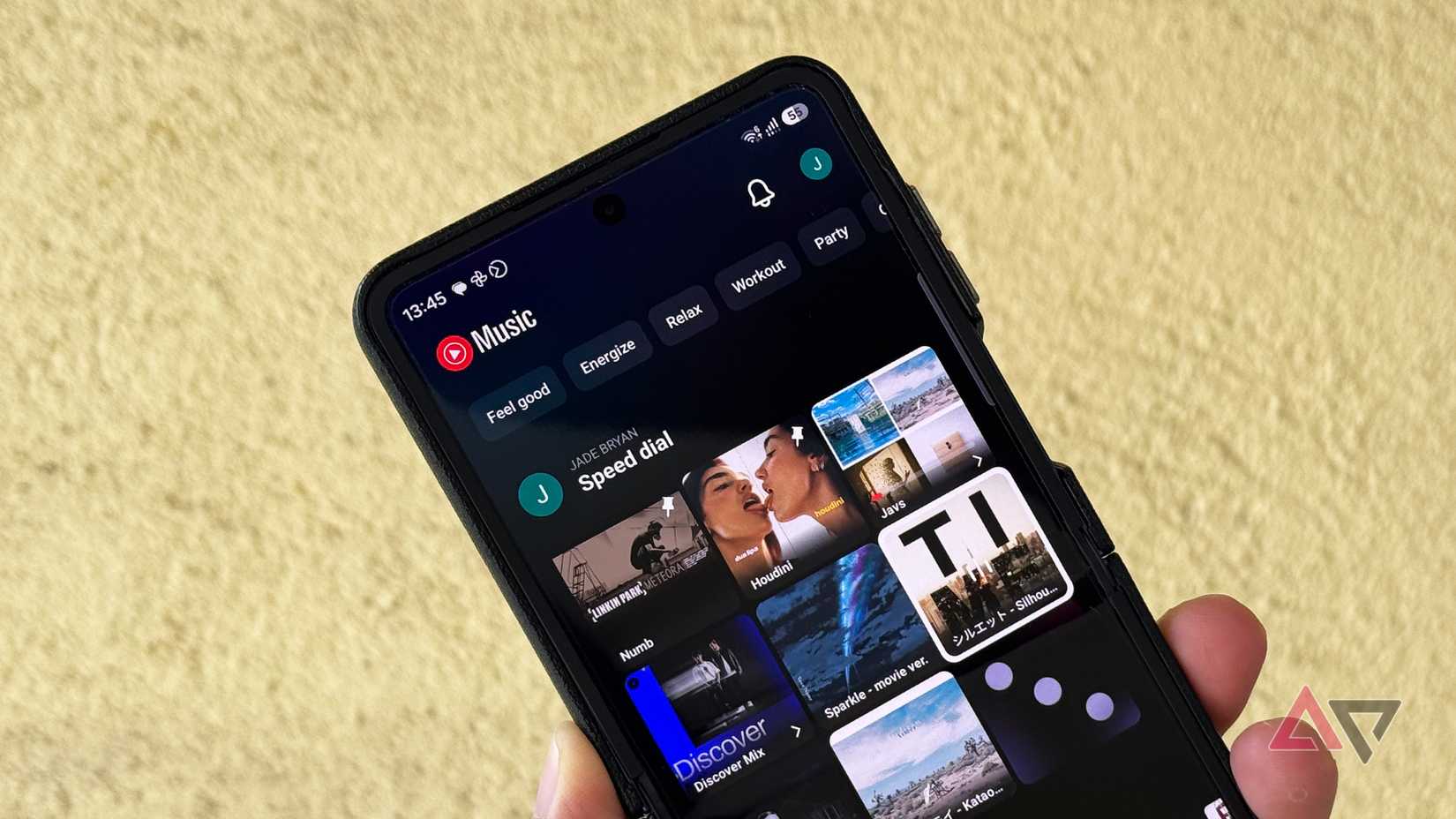 Parte superiore dello smartphone Samsung Galaxy Z Flip 7 con l'app YouTube Music