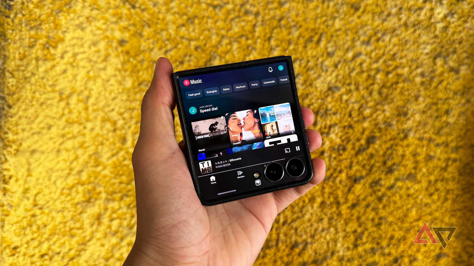 Aplicativo YouTube Music no smartphone dobrável Samsung Galaxy Z Flip 7