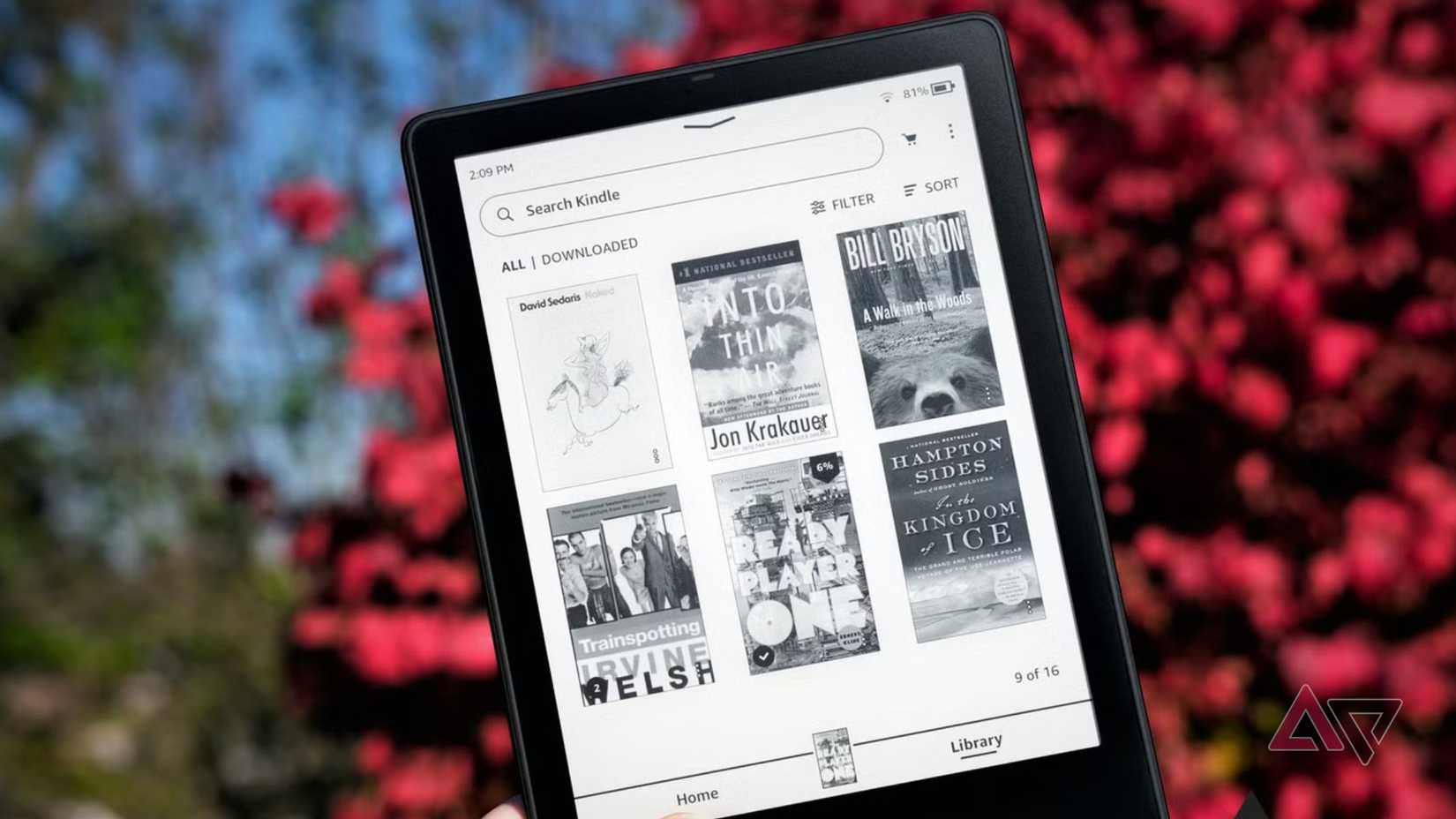 Amazon Kindle Paperwhite Signature Edition su sfondo floreale