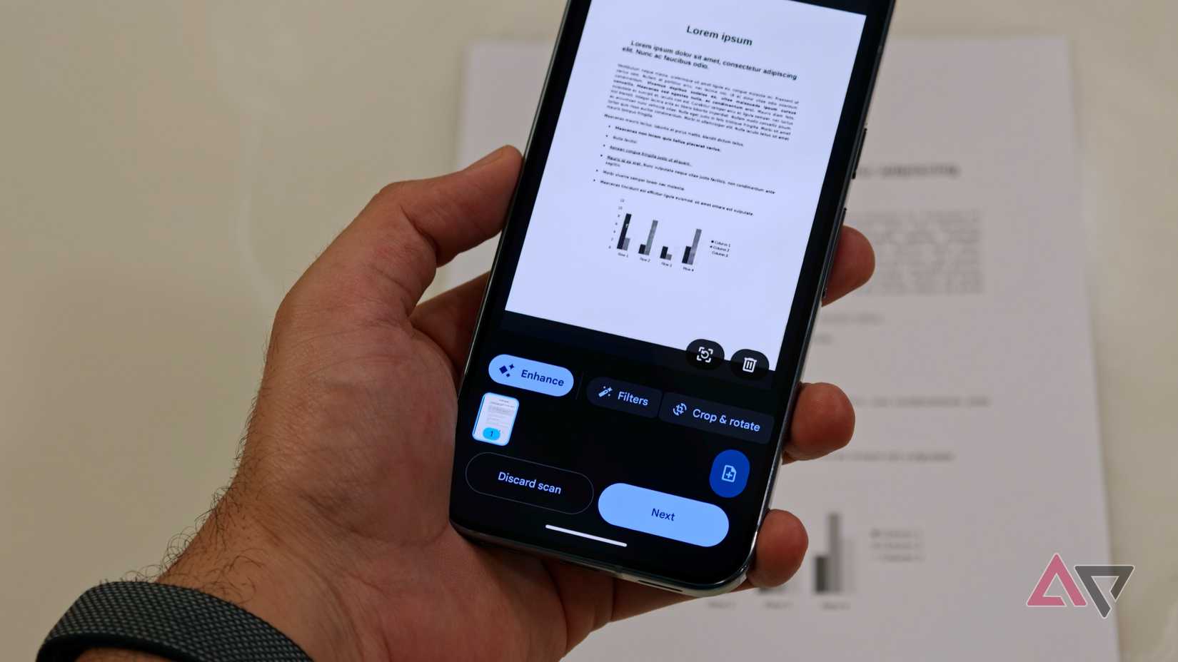 Uma interface de telefone Android mostrando uma visualização de documento capturado com sucesso no Google Drive com filtros de edição, opções de aprimoramento e um botão Avançar