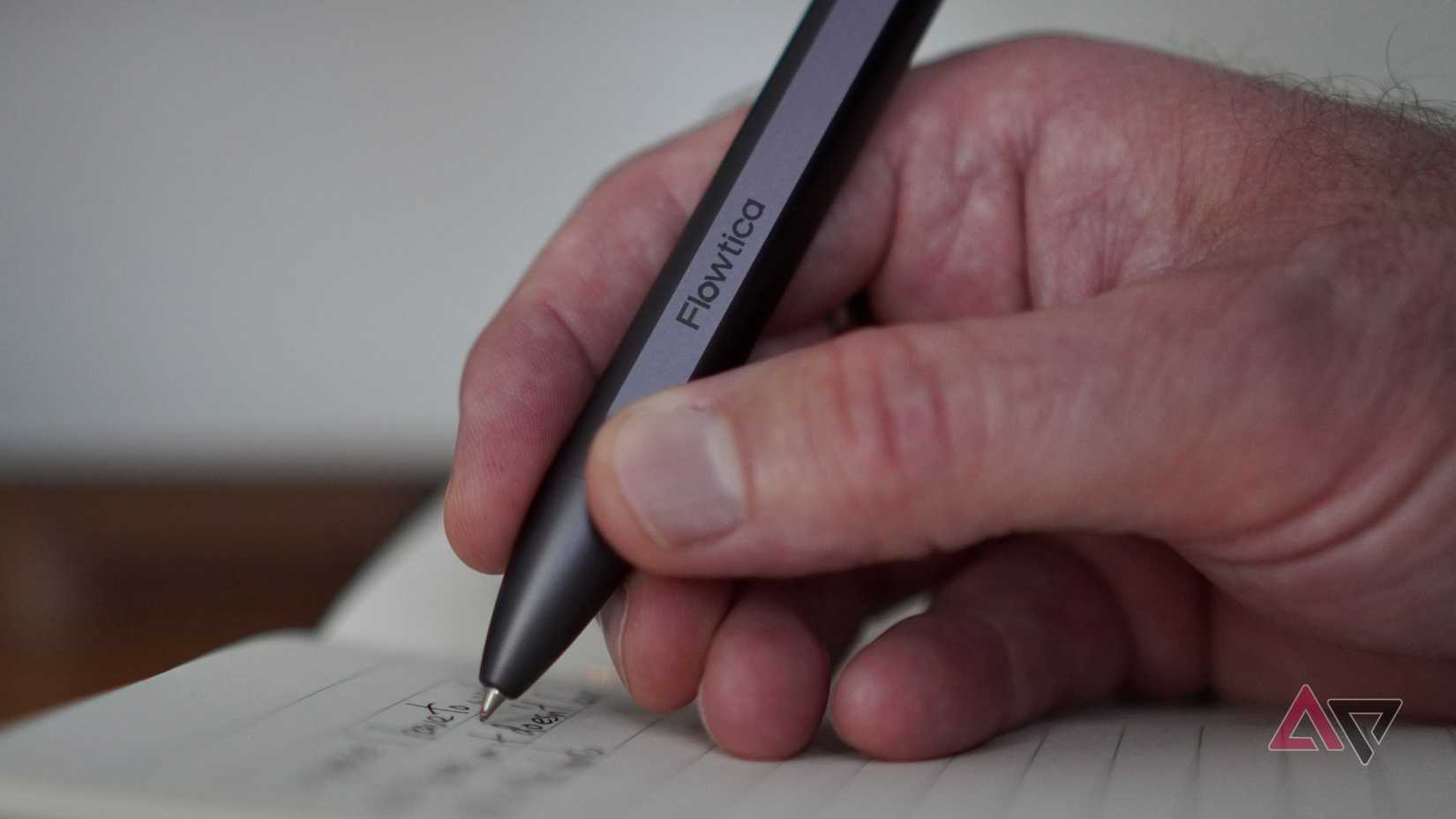 A person using the Flowtica Scribe
