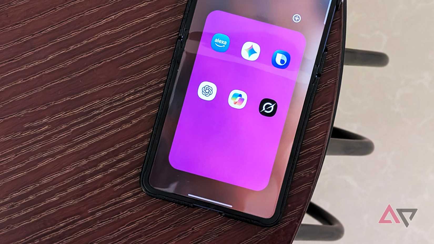 Assistentes digitais de IA em telefone Android mostrando Amazon Alexa Gemini, Bixby, ChatGPT, Copilot e Grok
