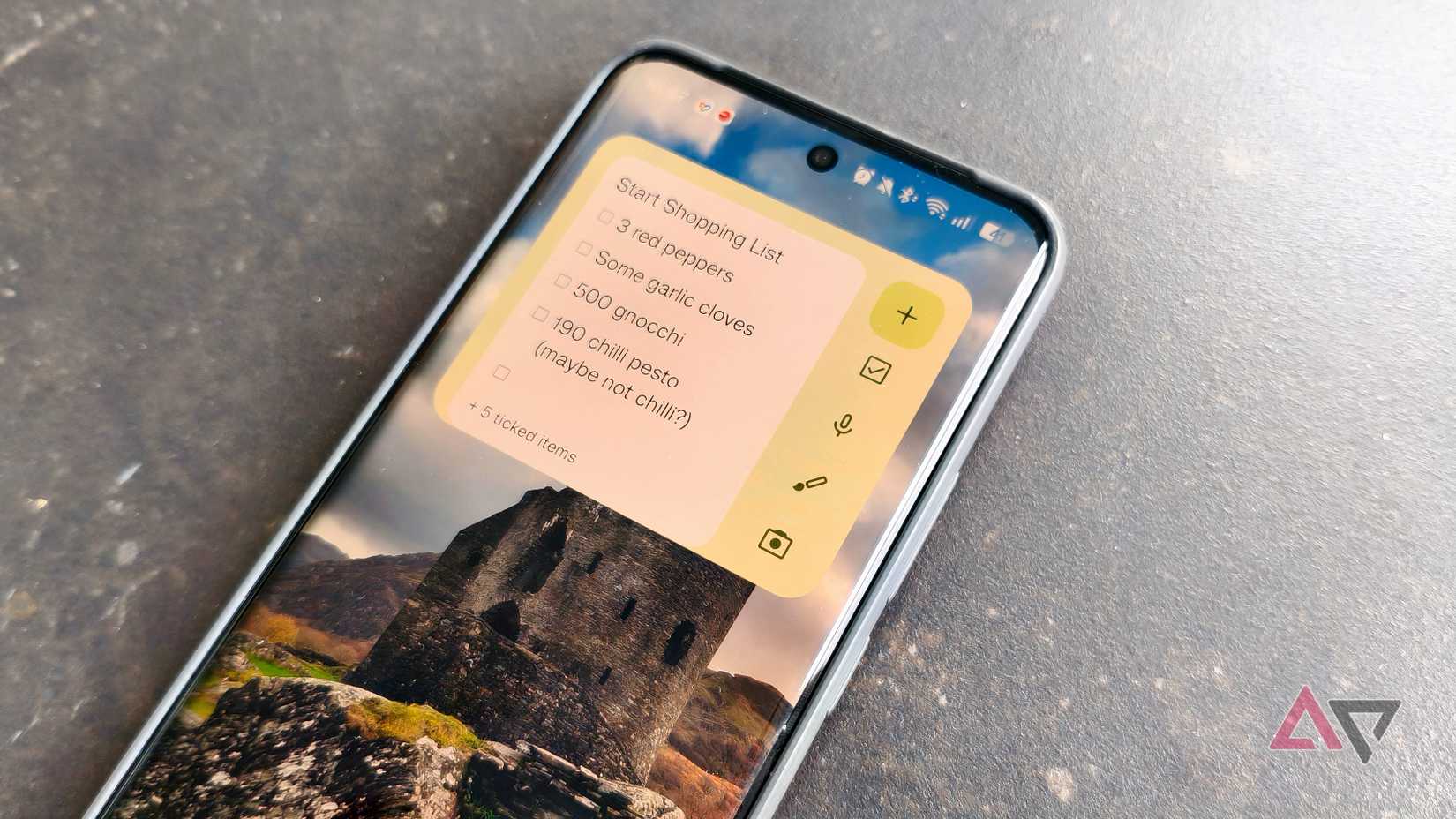 Um telefone Android mostrando um widget do Google Keep na página inicial.