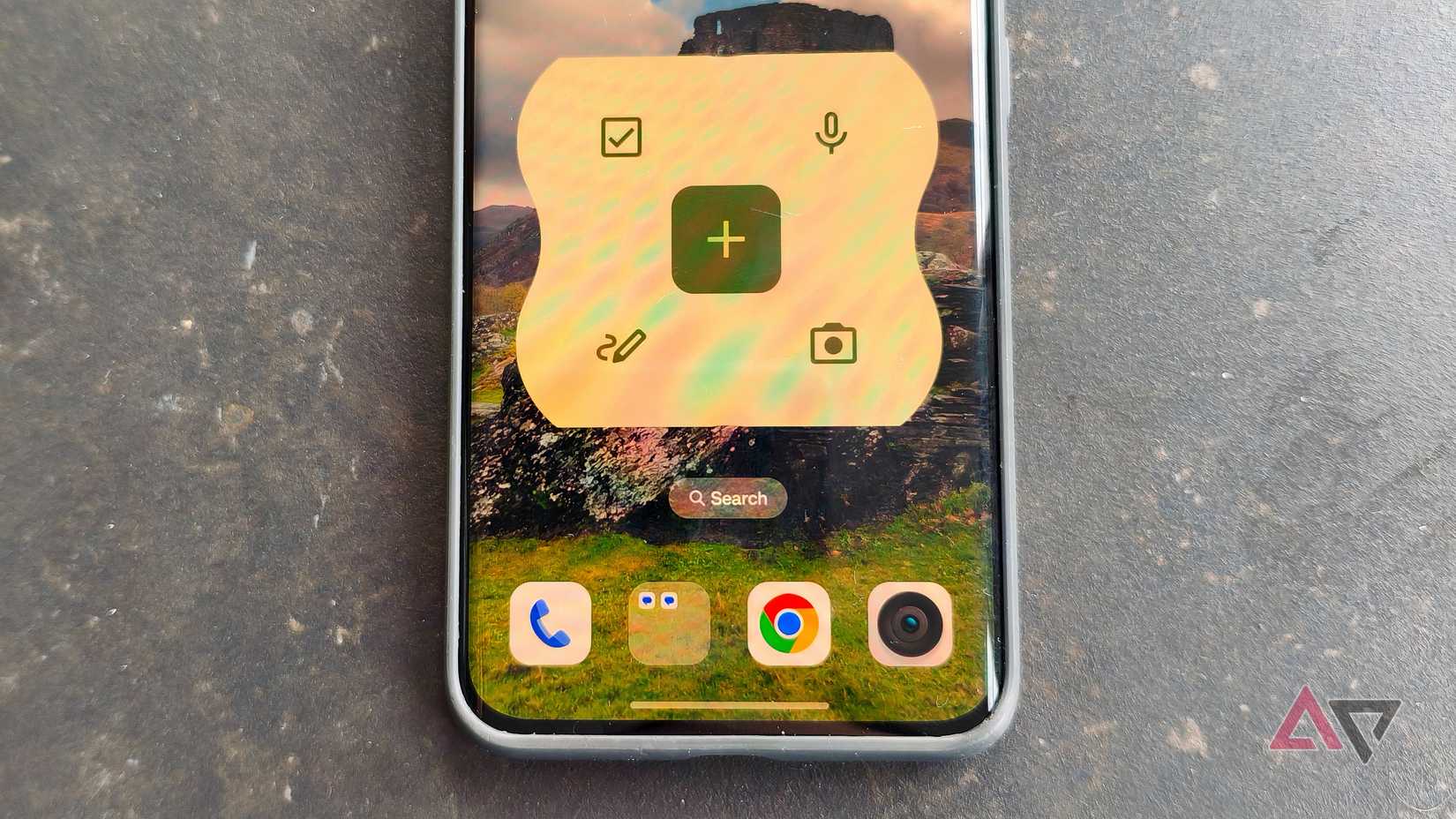 Um telefone Android mostrando um widget do Google Keep na página inicial.