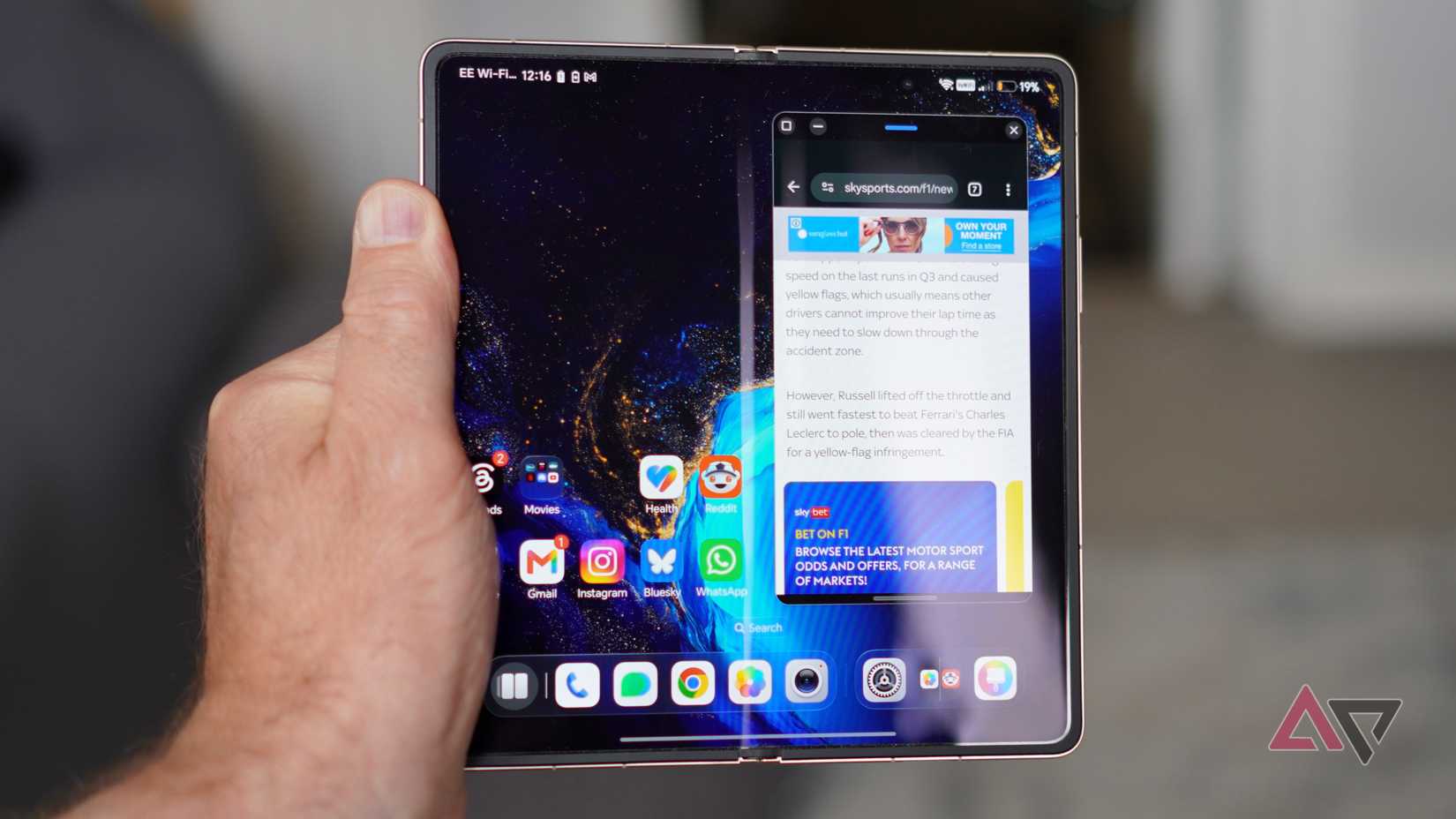 A floating window on the Honor Magic V6