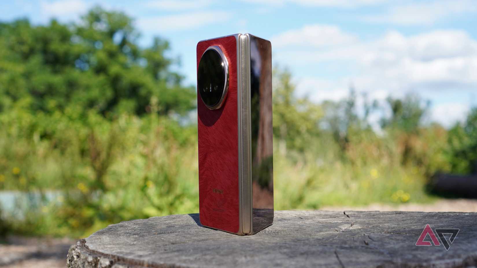 The hinge on the Honor Magic V6