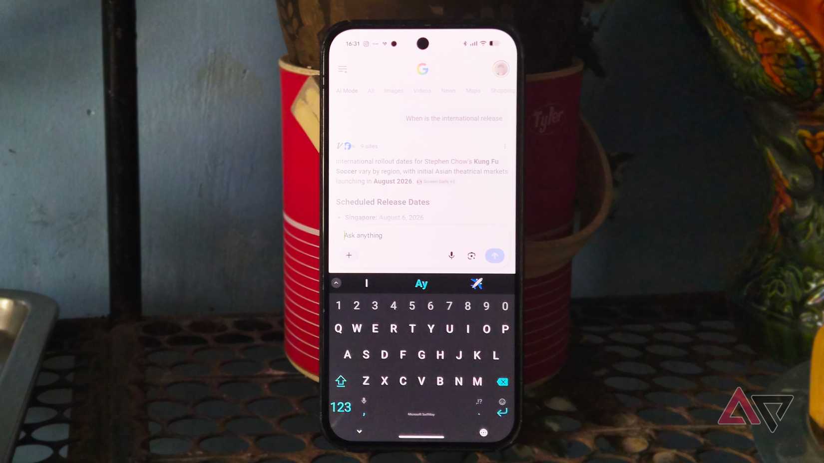 Microsoft Swiftkey keyboard layout on Google Pixel 9 Pro XL smartphone