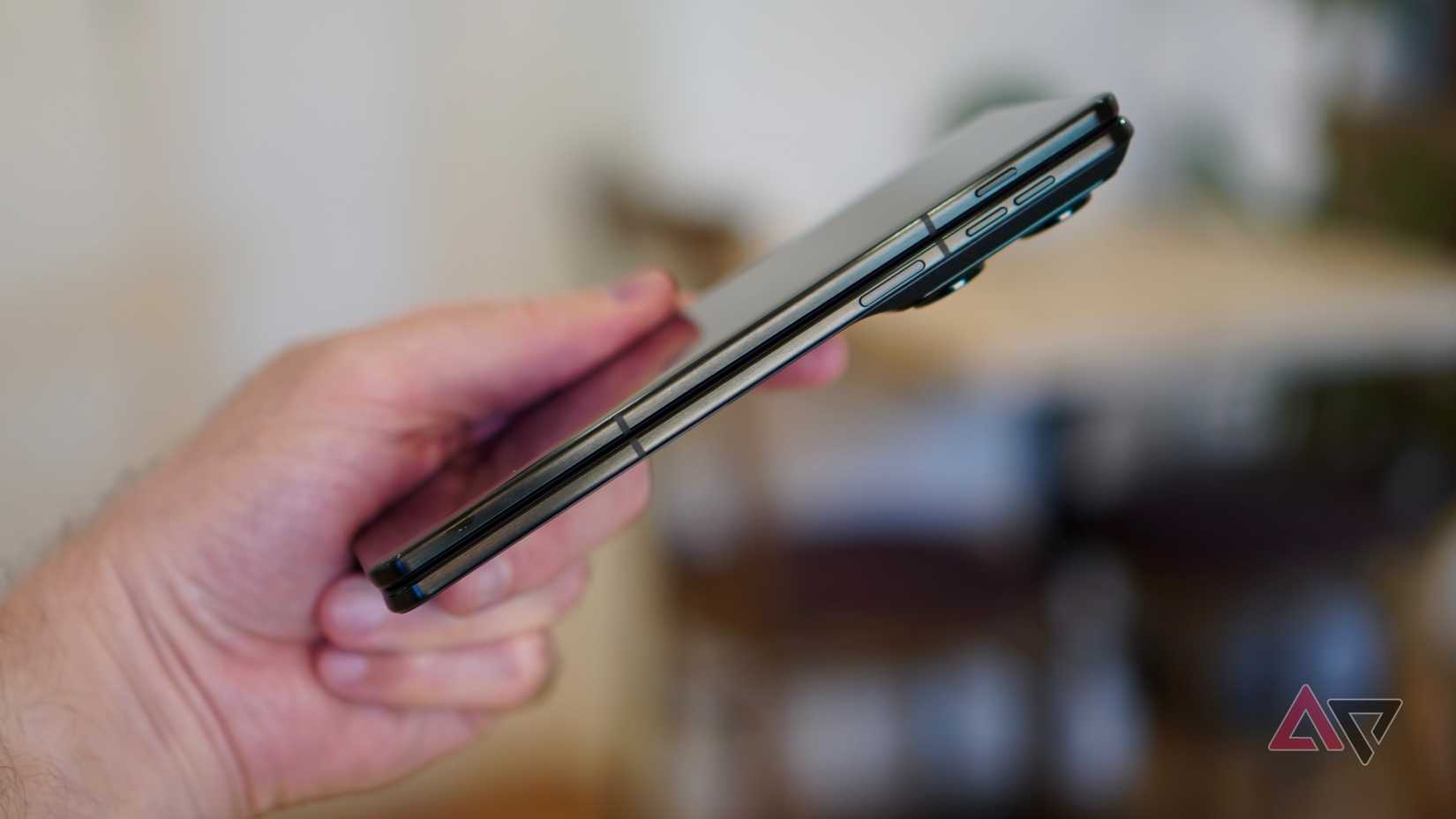Uma pessoa segurando o Motorola Razr Fold fechado
