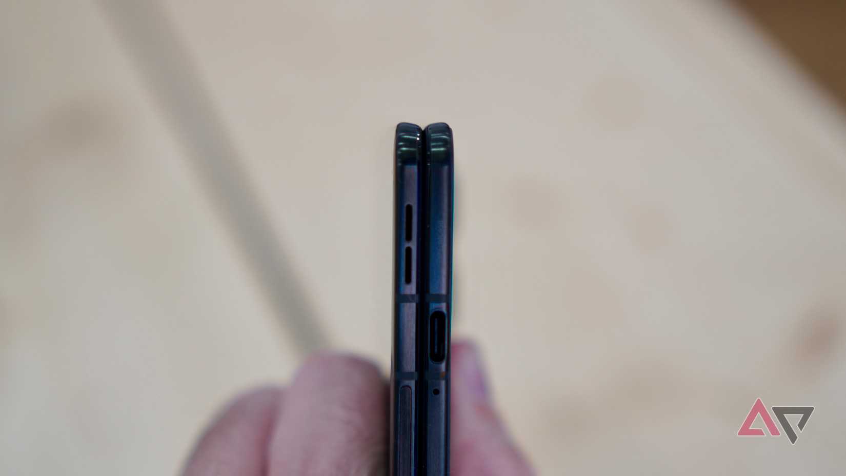 A borda do Motorola Razr Fold fechado
