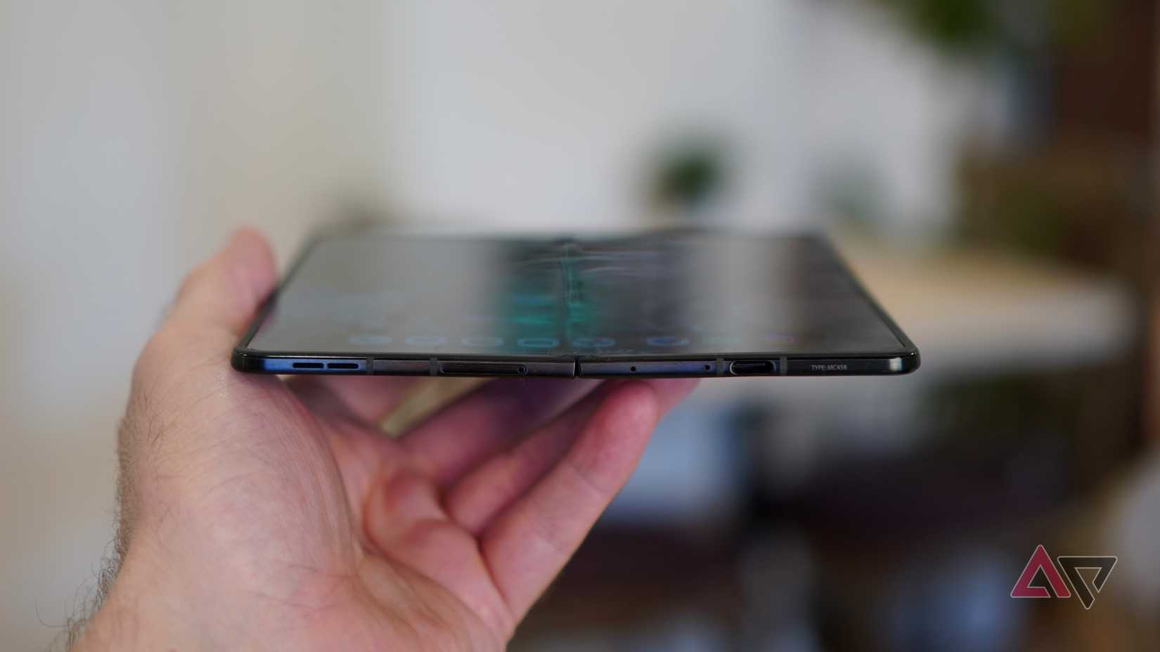 Uma pessoa segurando o Motorola Razr Fold aberto