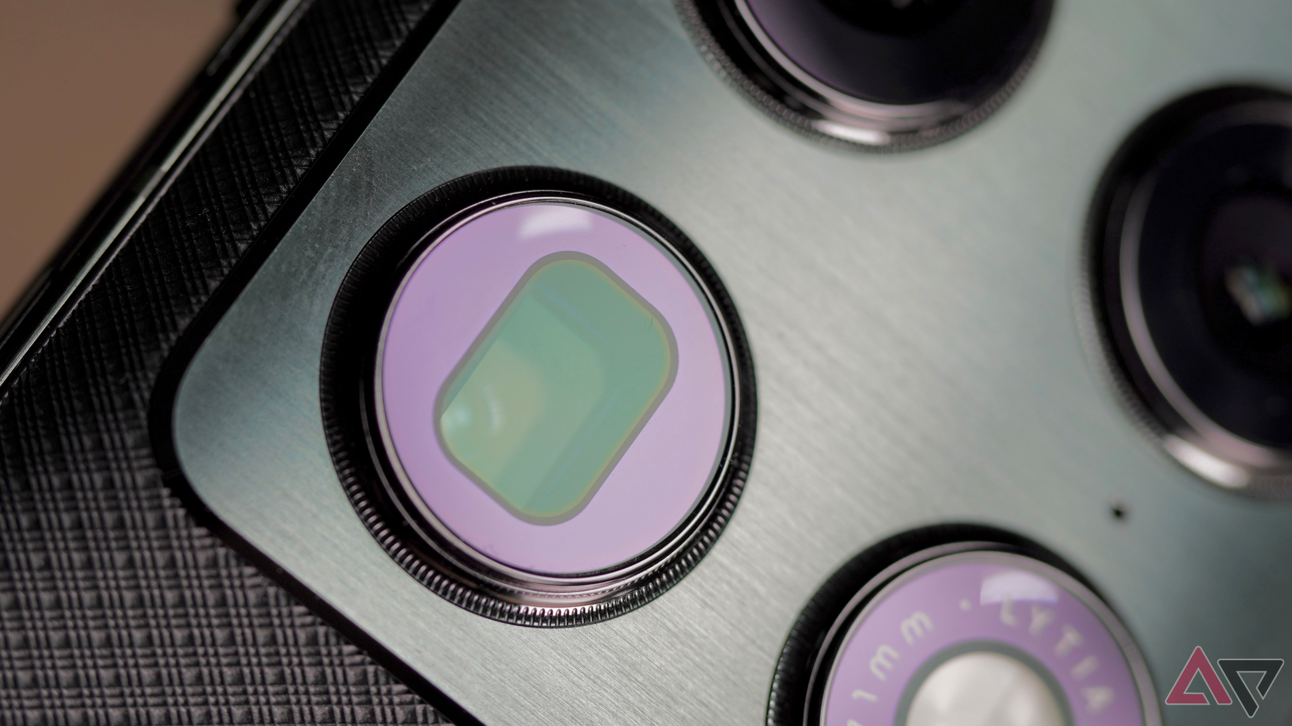 I reviewed the Motorola Razr Fold. It's a serious threat to Samsung and ...