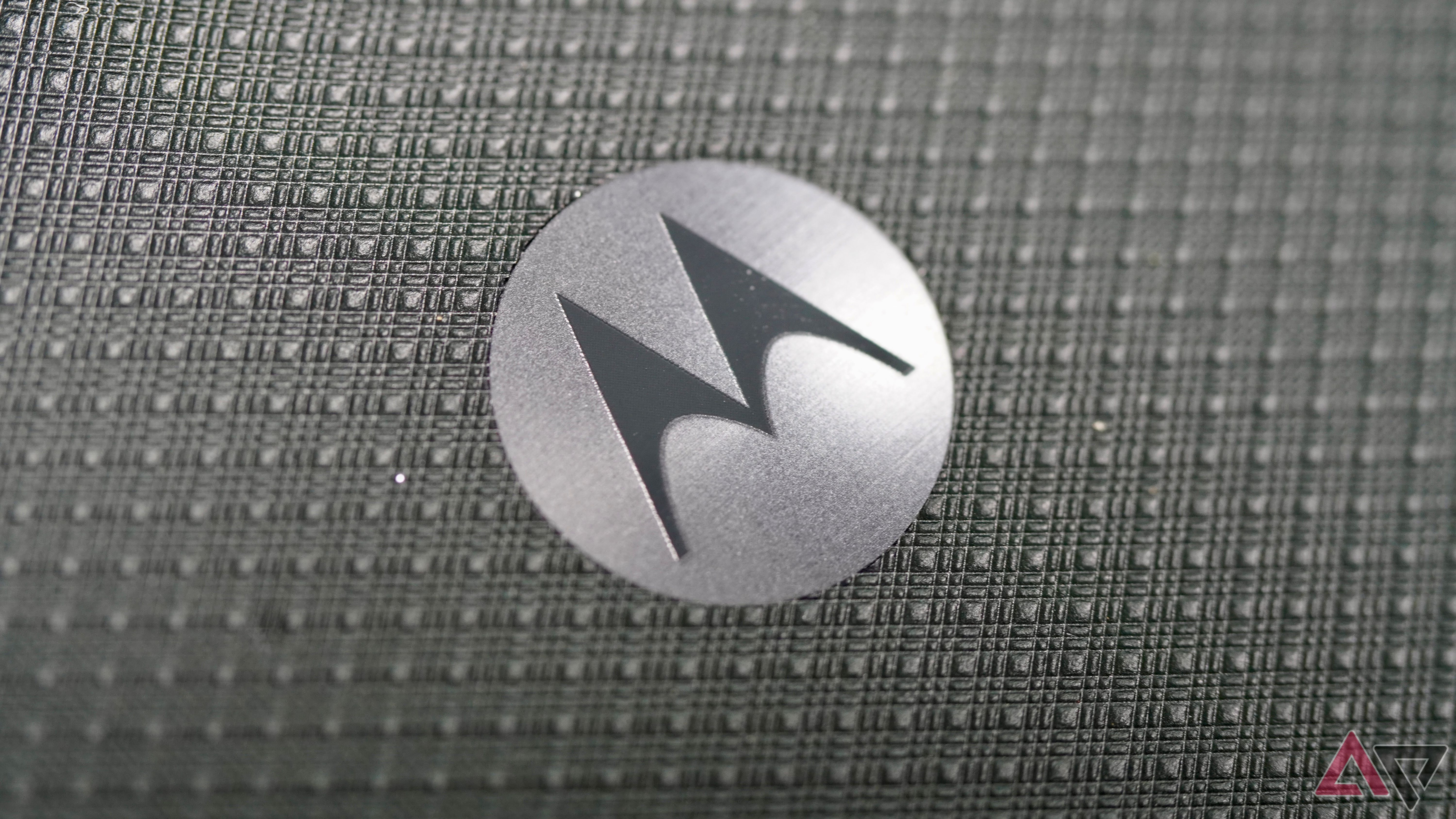 I reviewed the Motorola Razr Fold. It's a serious threat to Samsung and ...