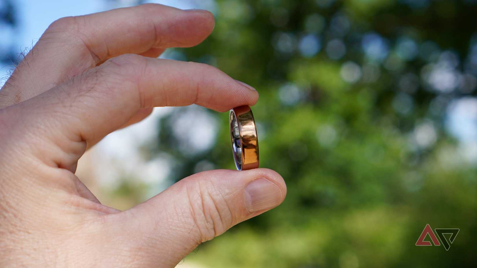 Uma pessoa segurando o Oura Ring 5