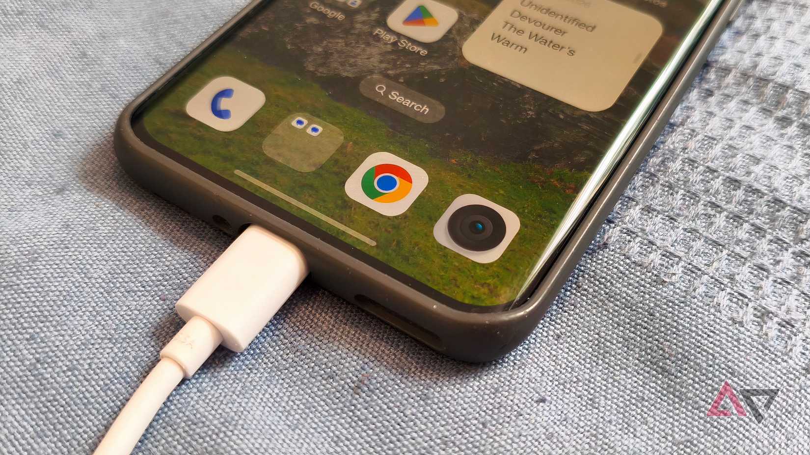 Um smartphone sendo carregado