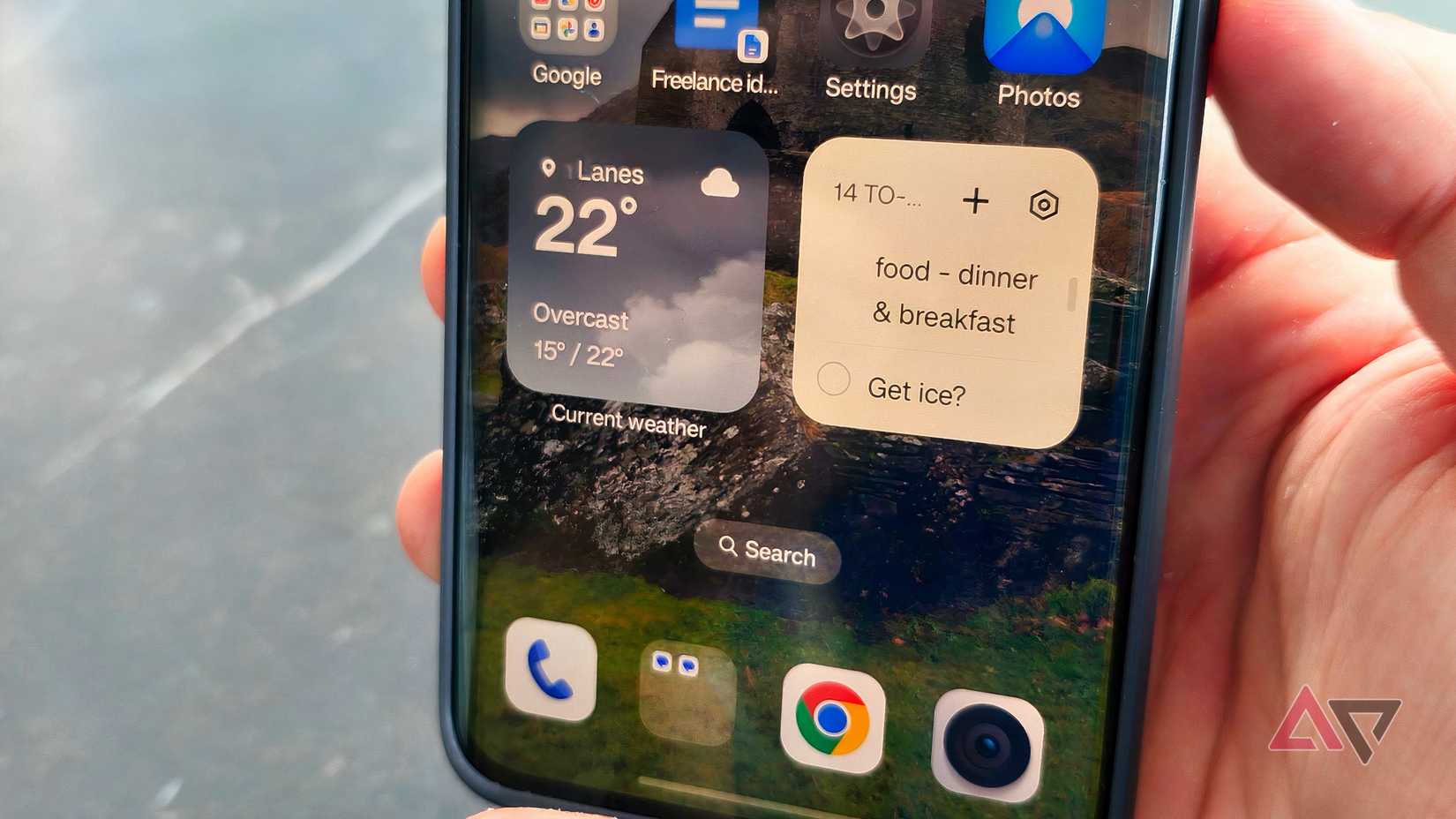 Um telefone Android mostrando um widget do Notes.