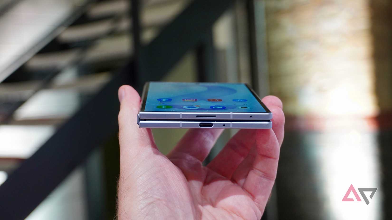 A porta de carregamento fechada do Samsung Galaxy Z Fold 8
