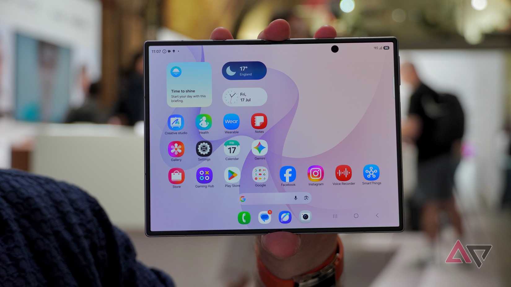 Uma pessoa segurando o Samsung Galaxy Z Fold 8 aberto