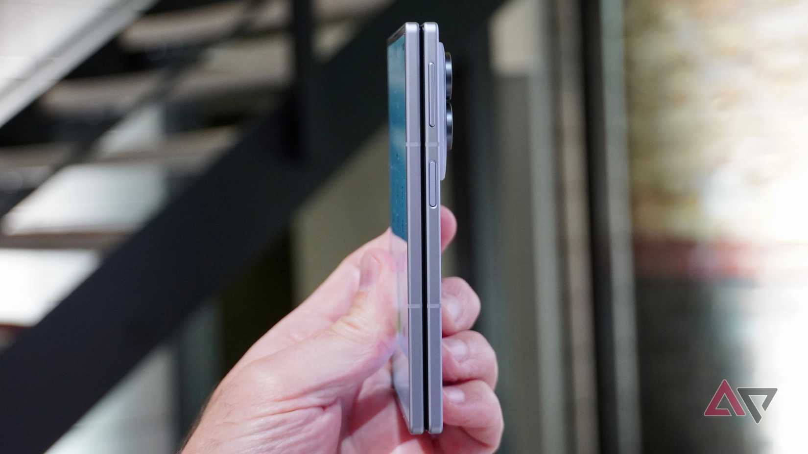 Uma pessoa segurando o Samsung Galaxy Z Fold 8