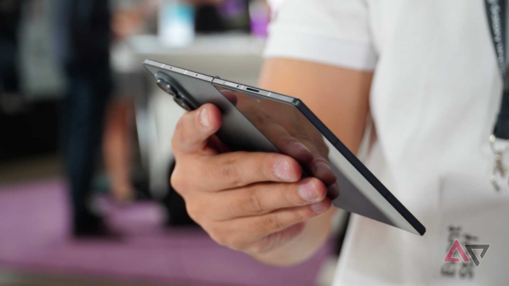 Uma pessoa segurando o Samsung Galaxy Z Fold 8