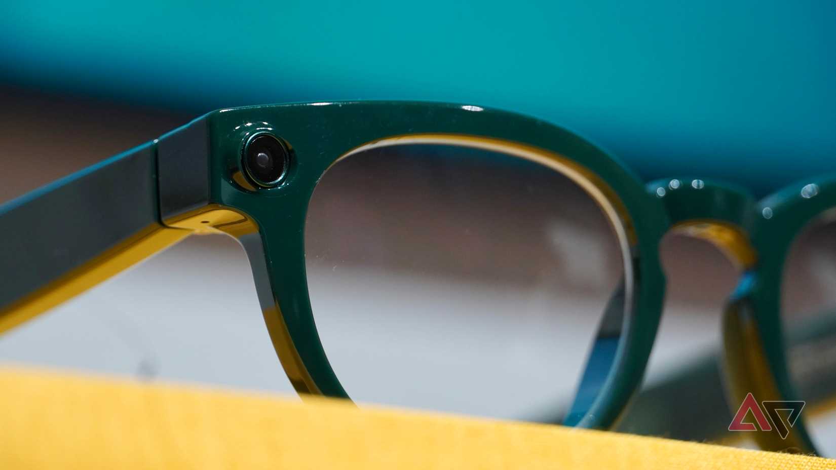 A câmera dos óculos inteligentes Samsung x Warby Parker