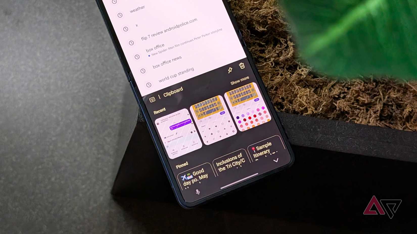 Samsung Keyboard showing the universal clipboard feature that supports screenshots and texts