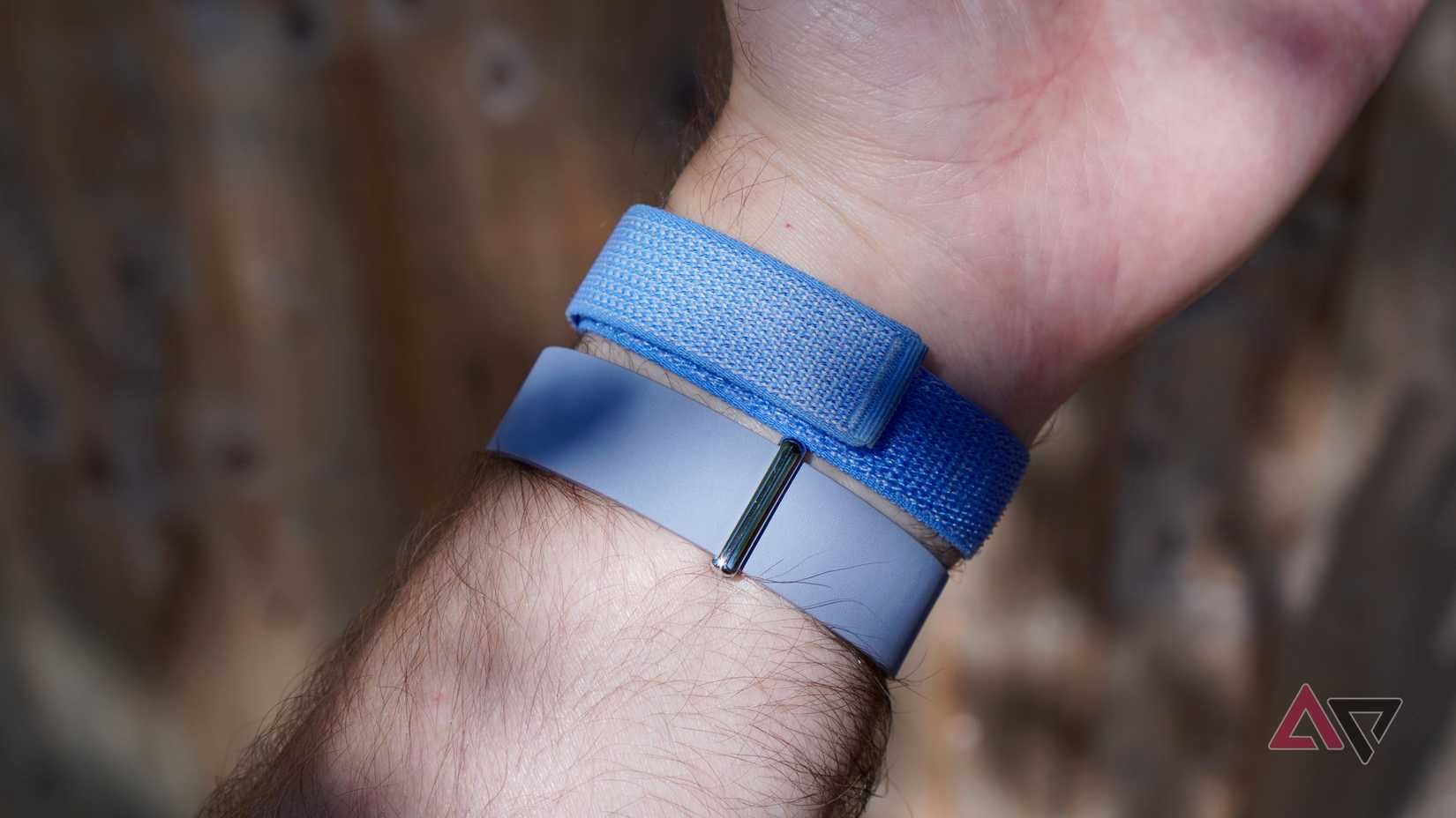 A person wearing the Fitbit Air with the Elevated Band and Performance Band