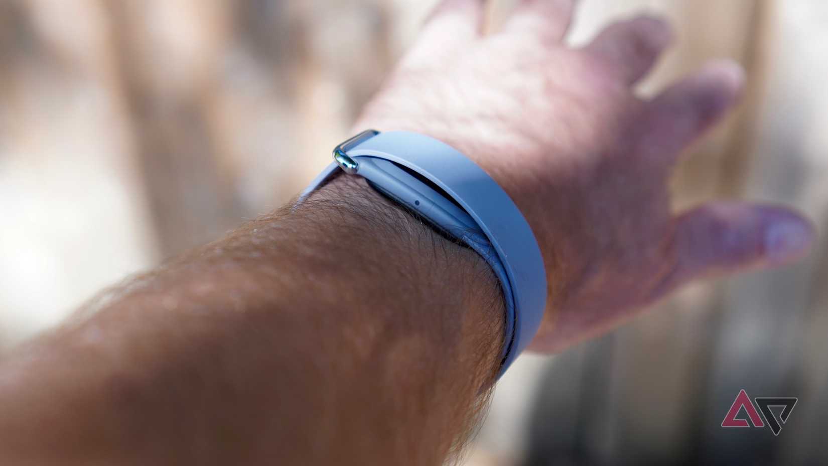 A person wearing the Fitbit Air with the Elevated Band