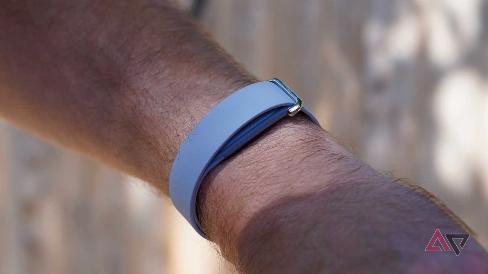 A person wearing the Fitbit Air with the Elevated Band