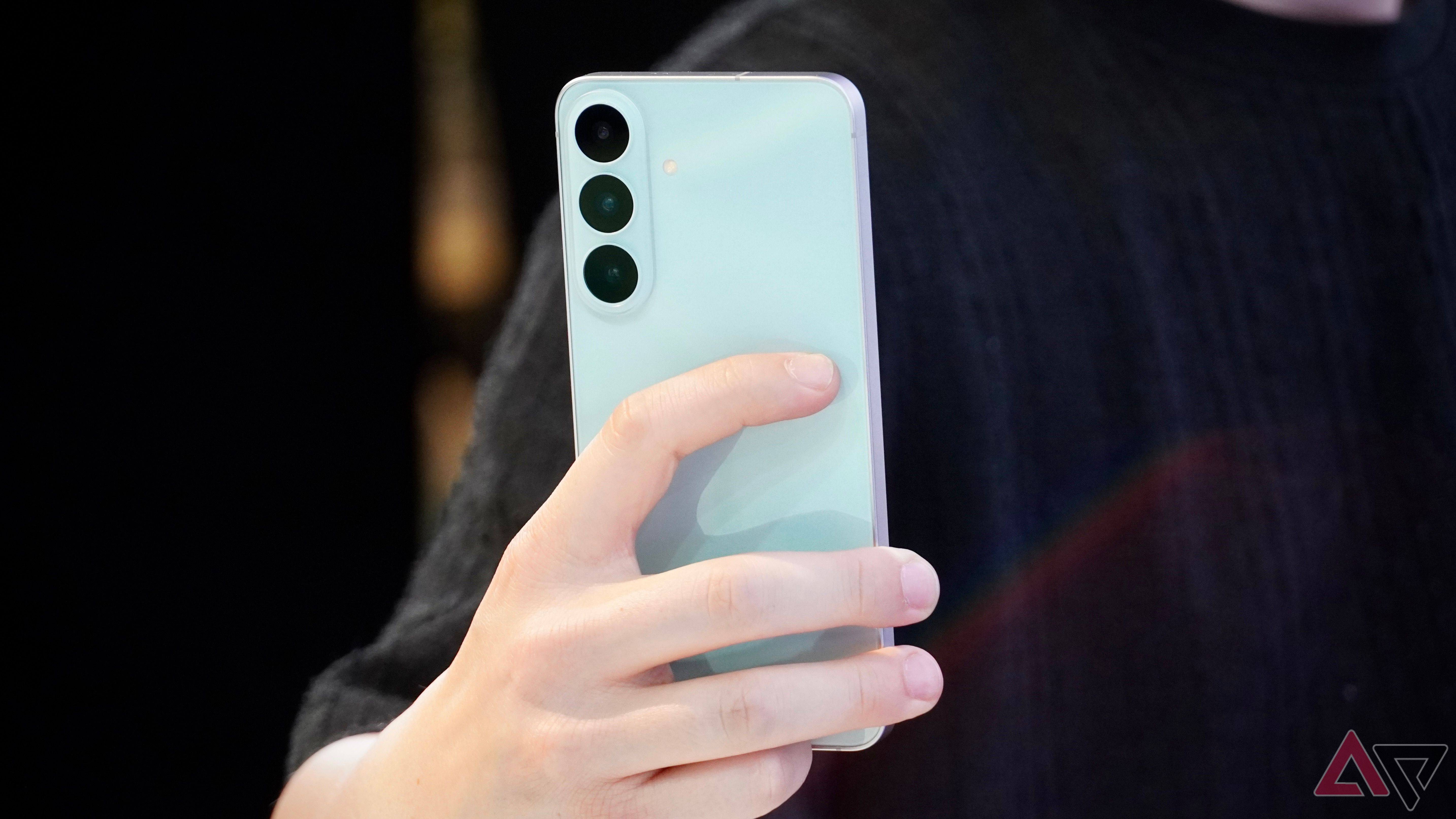 A person using the Samsung Galaxy S26 FE