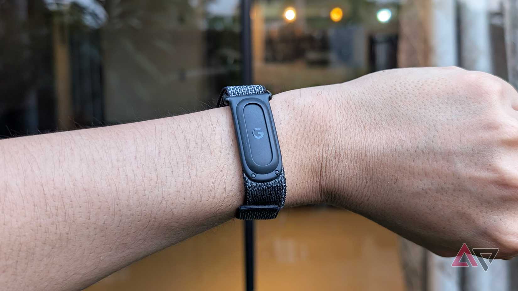 Google Fitbit Air indossato su una mano