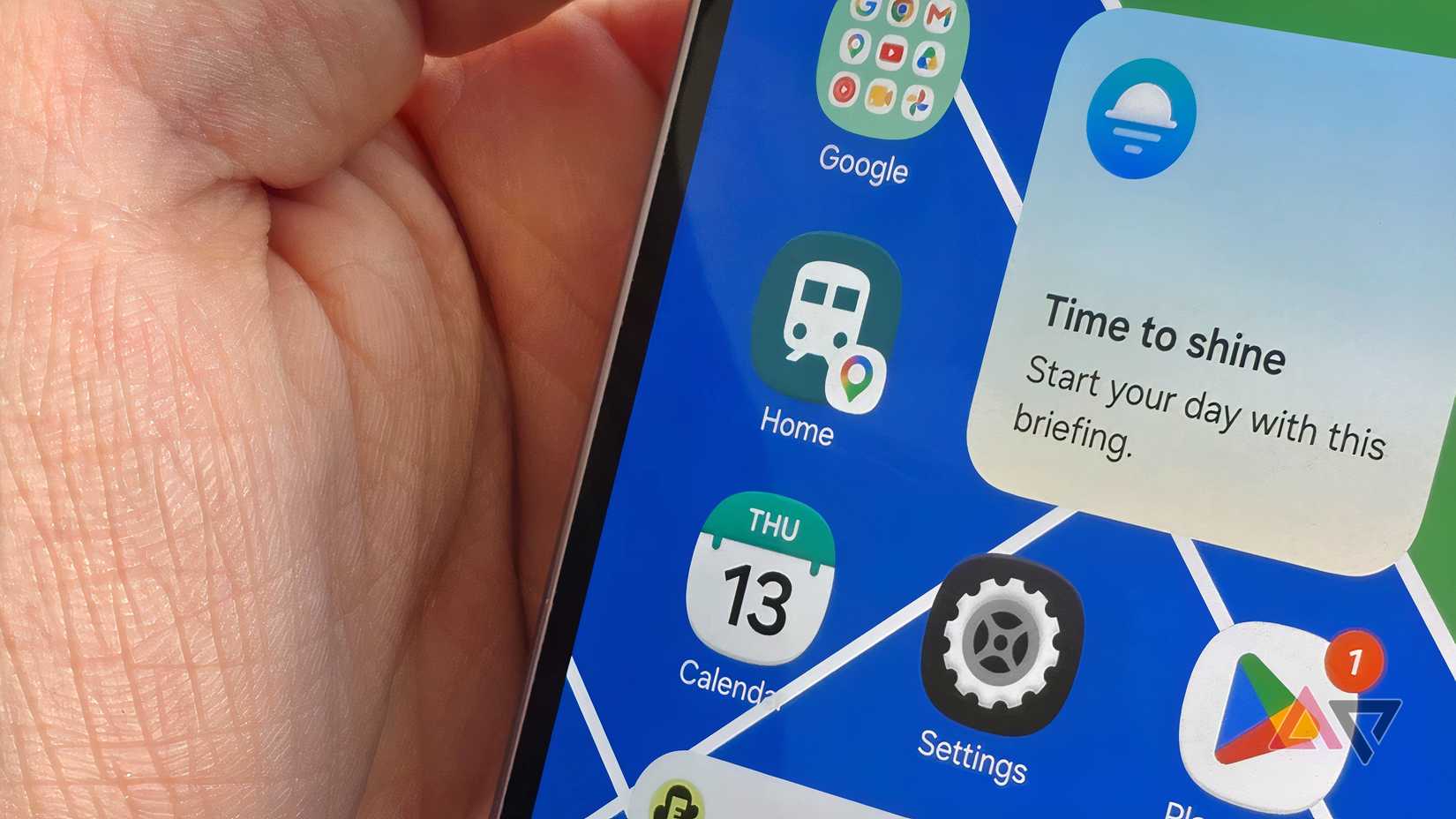 Головний екран Samsung Galaxy Z Fold 8 із віджетом Google Maps.