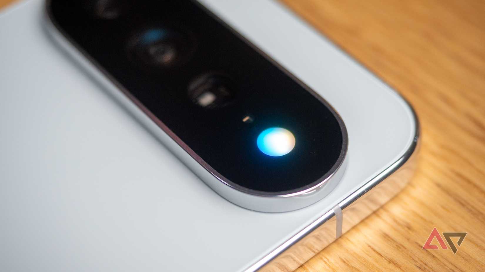 Google Pixel 11 Pro XL nel colore Fog con l’animazione luminosa Hi-Light Gemini
