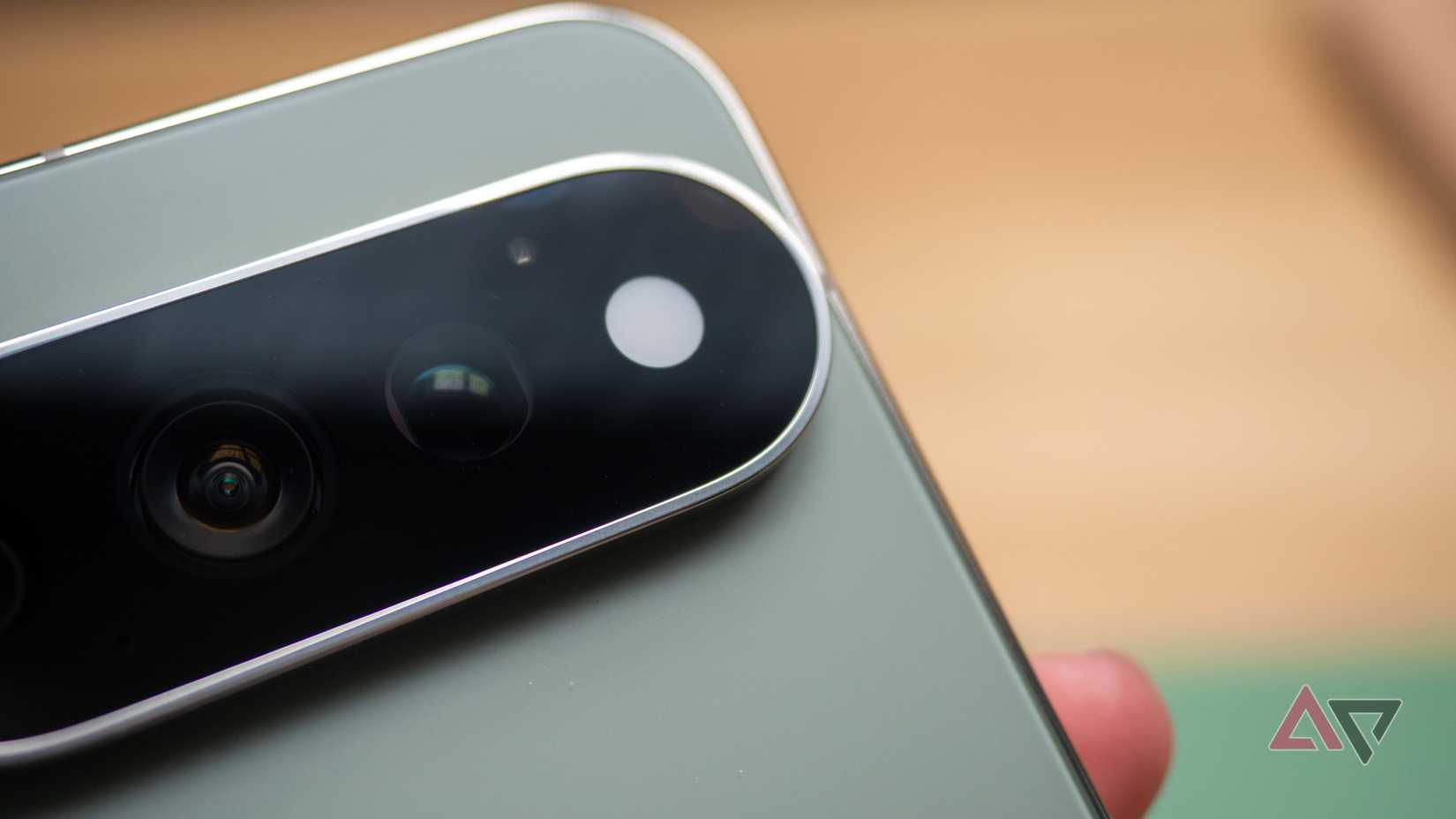 Google Pixel 11 Pro XL in colore Olive che mostra Hi-Light
