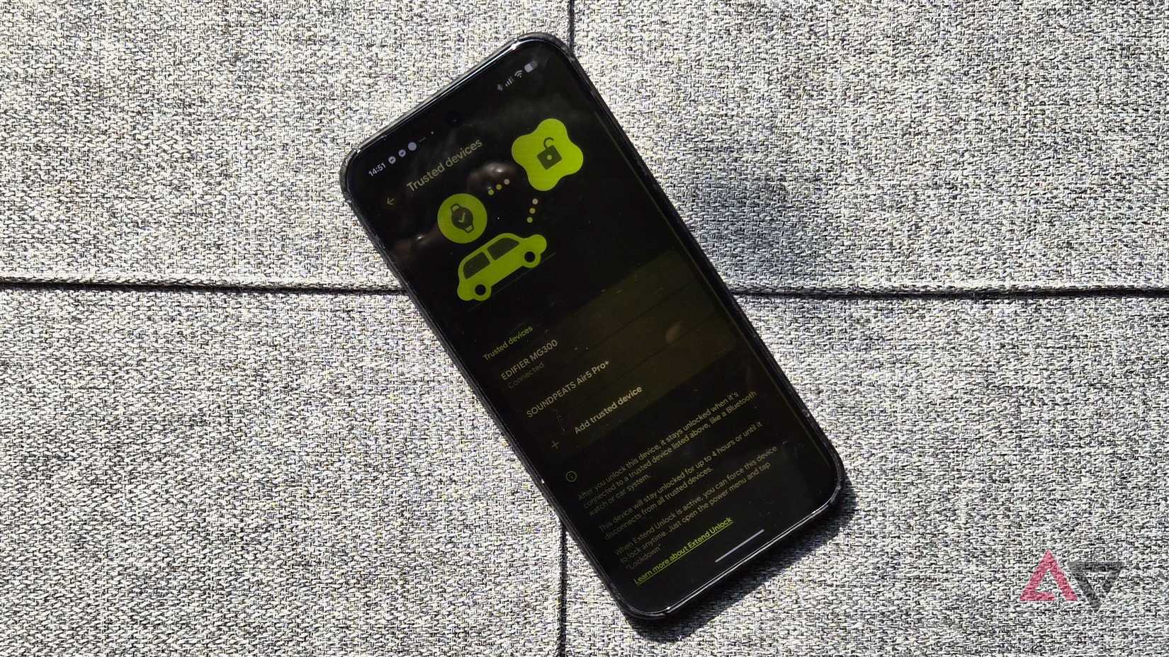 Google-Pixel-Phone-with-Extend-Lock-security-feature-on-its-screen