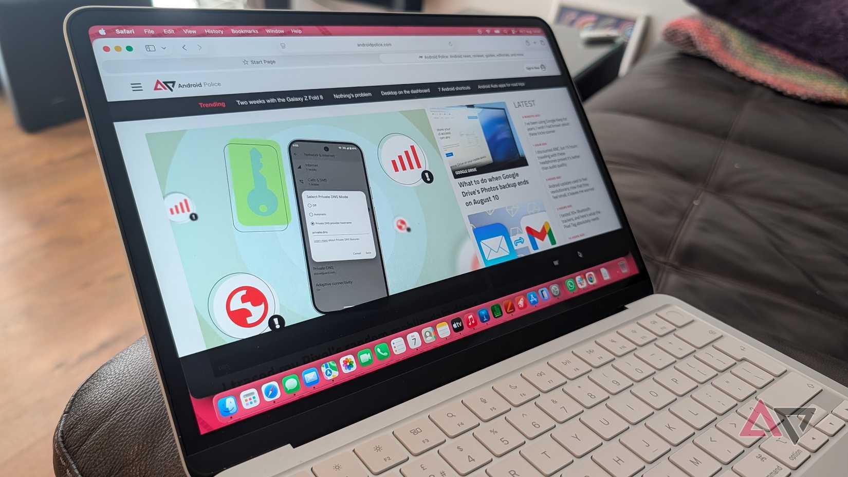portatile Apple argentato che mostra la pagina iniziale di Android Police