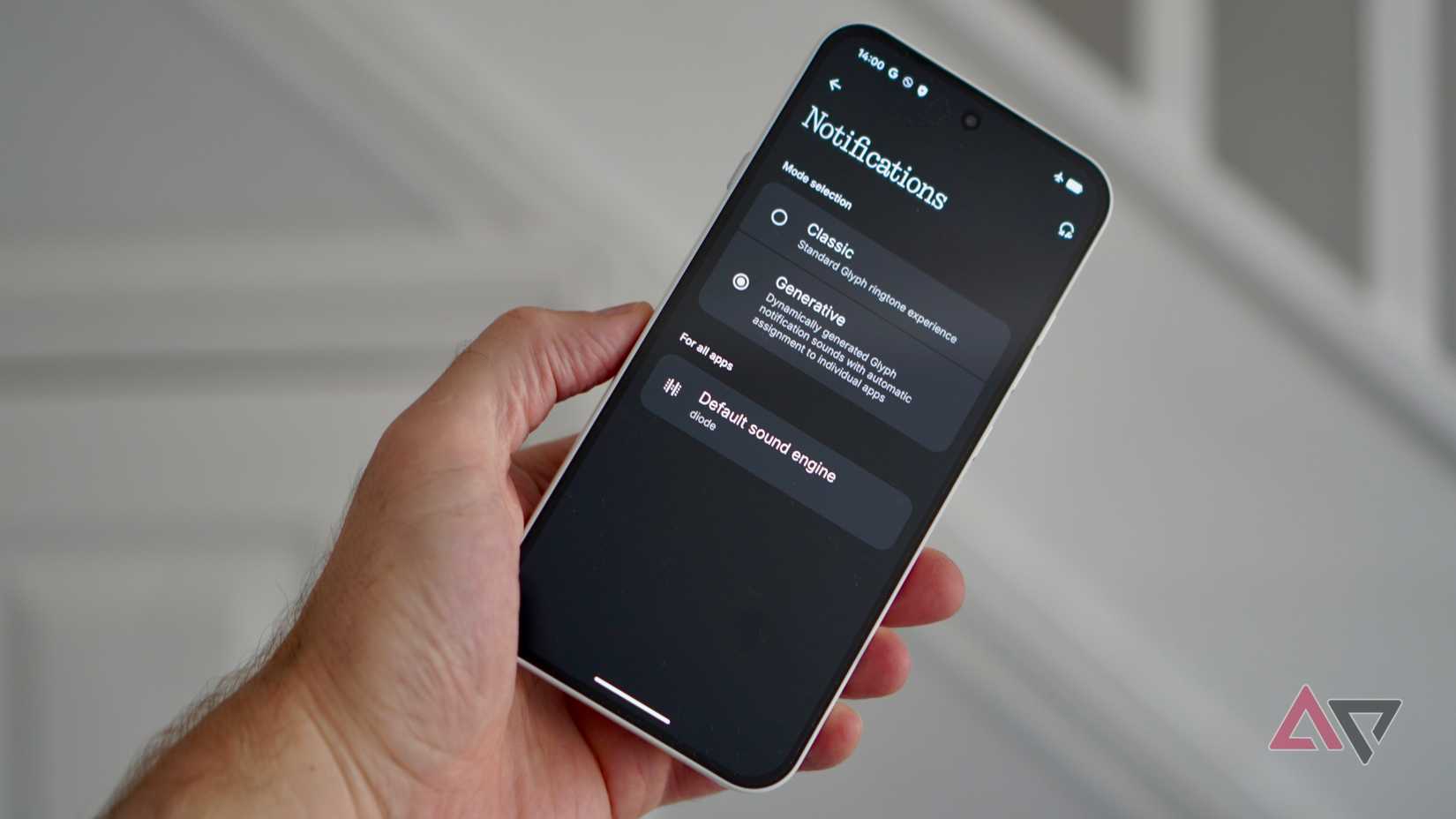 Una persona con in mano il Nothing Phone (4a) che mostra le funzionalità della Glyph Bar